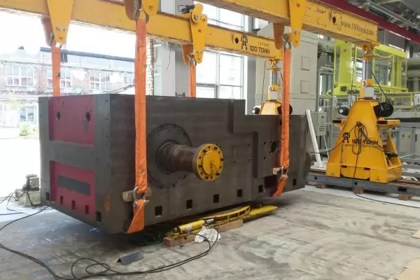 С помощью поворотного стола можно развернуть оборудование в стесненных условиях