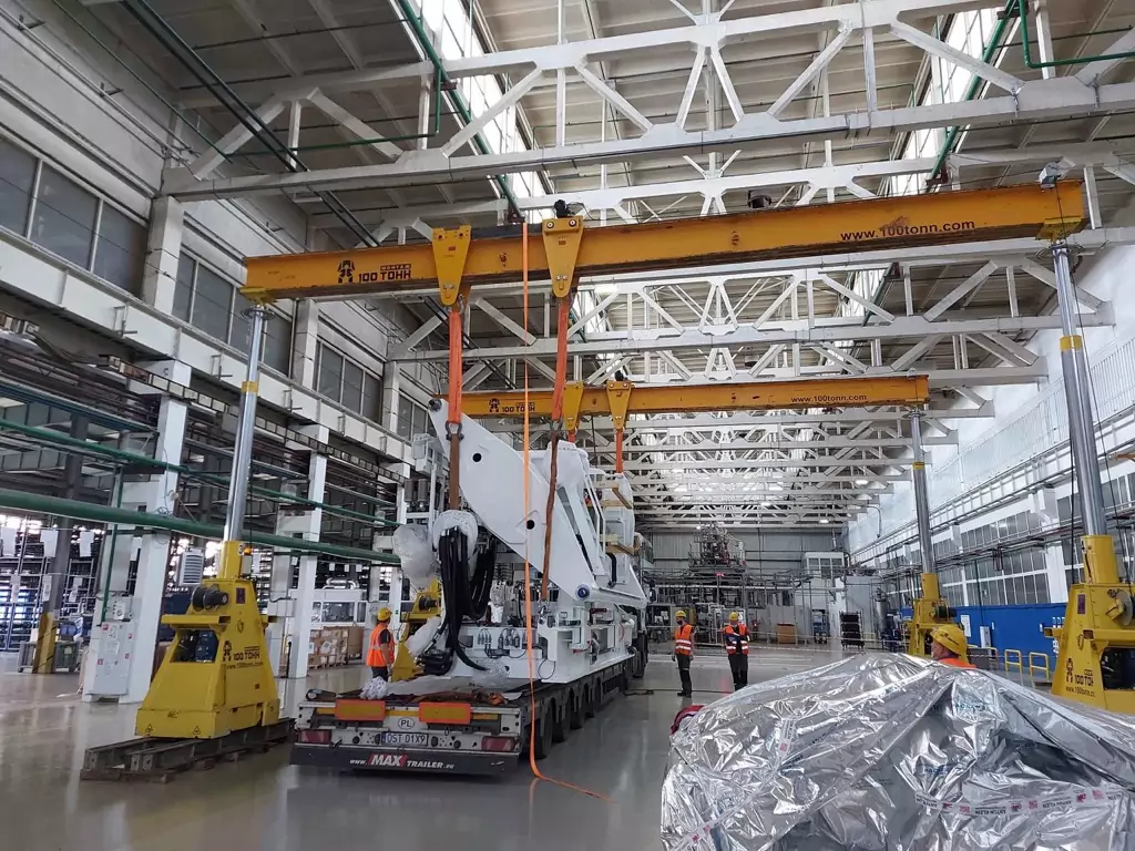 Выгрузка крупногабаритного оборудования с транспорта внутри цеха