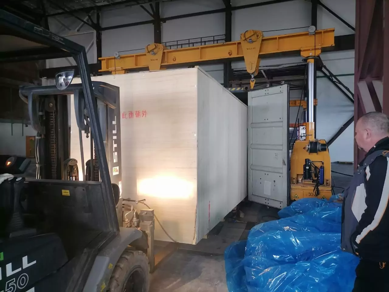 Растарка контейнера с помощью гидравлического портала и погрузчика