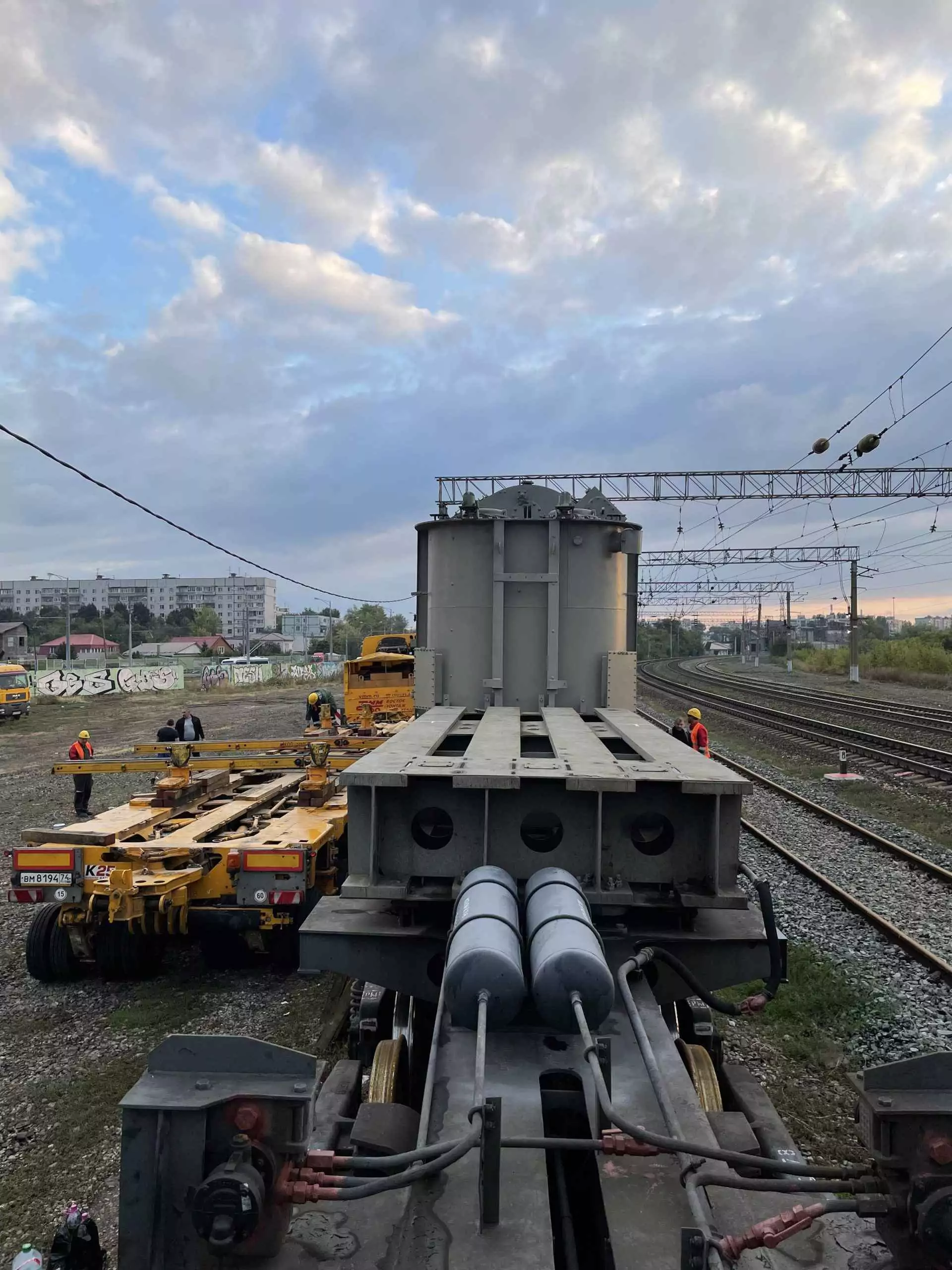 Перегрузка трансформатора с автотрала на железнодорожный транспортер