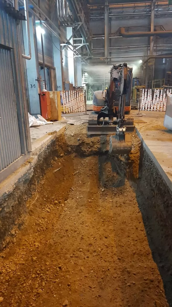 Использование мини-экскаватора внутри обогатительного цеха