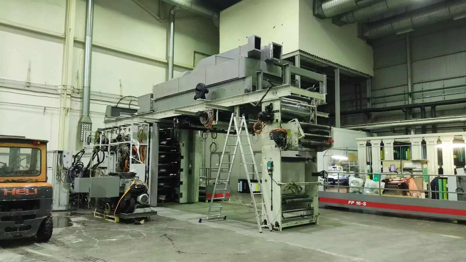 Монтаж печатной машины на производстве пластиковой упаковки в Московской области