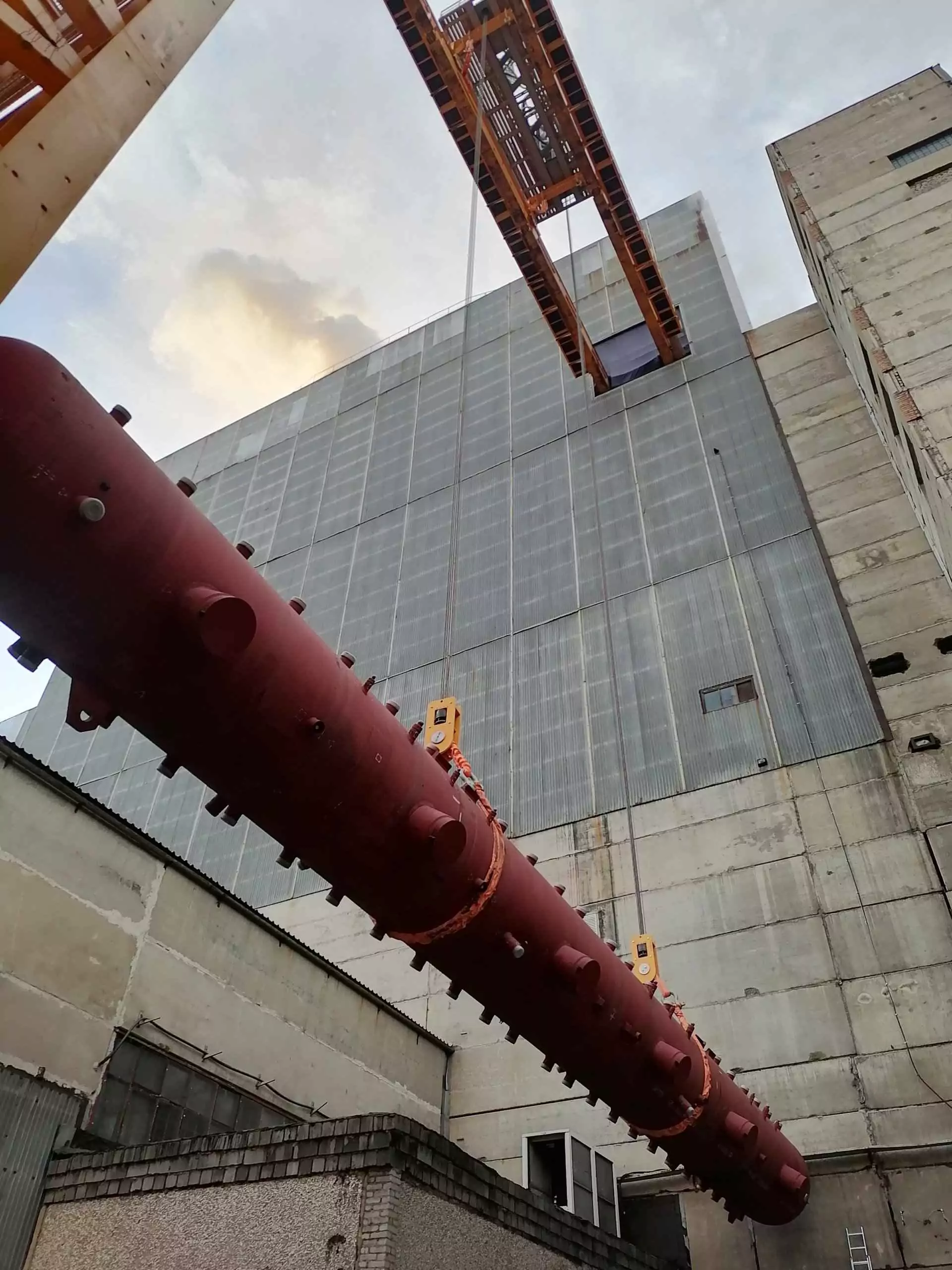 Подъем барабана котла снаружи энергоцеха