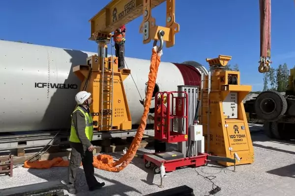 Стропальщик готовит груз к подъему