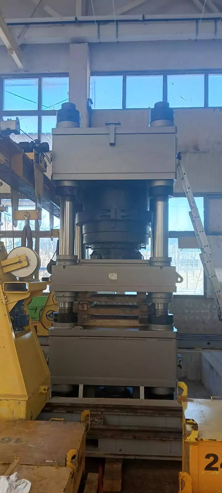 Монтаж пресса на машиностроительном заводе