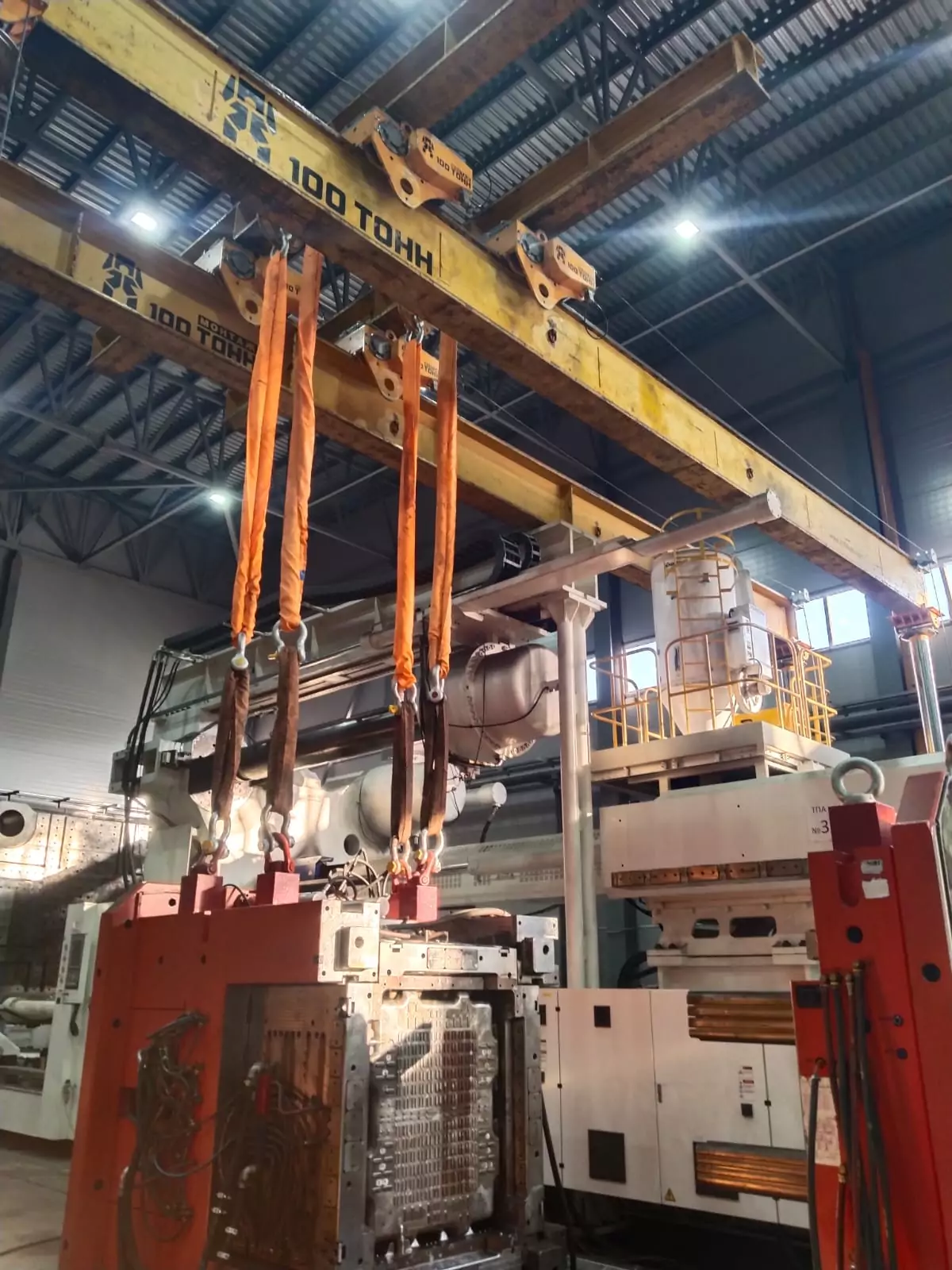 Демонтаж и установка пресс-форм термопластавтомата