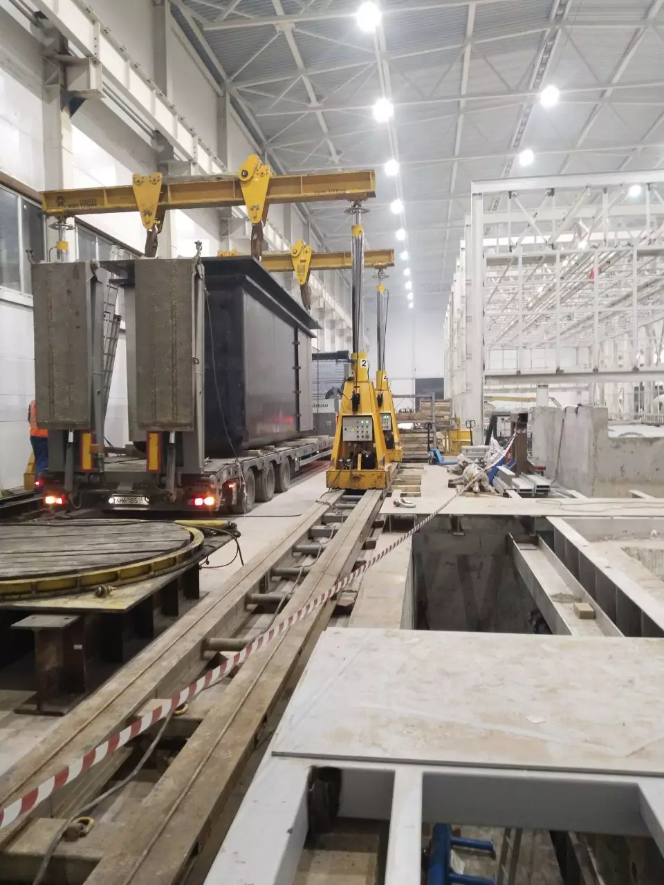 Перемещение ванны цинкования порталом