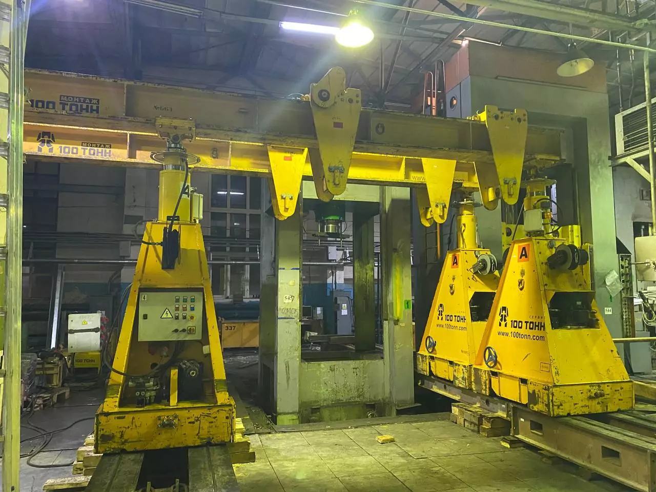 Подъем и кантование станины пресса с применением гидравлических порталов