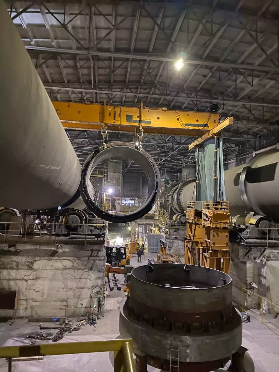 Перемещение бандажа вращающейся печи с помощью портальной системы грузоподъемностью 500 т