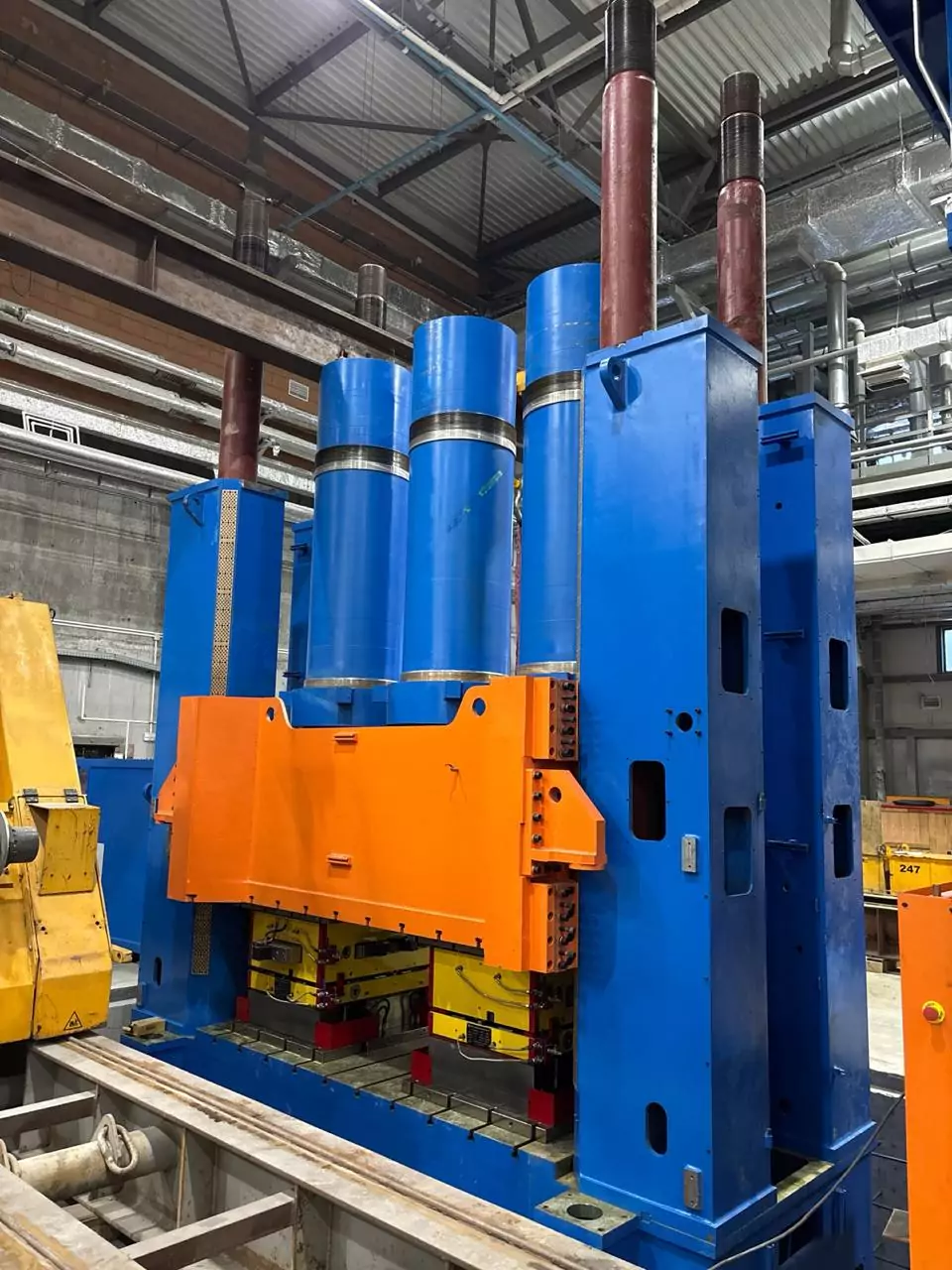 Монтаж основания, колонн и цилиндров гидравлического пресса