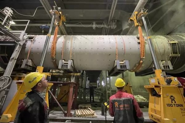 С помощью портала сотрудники сняли мельницу с системы сдвига